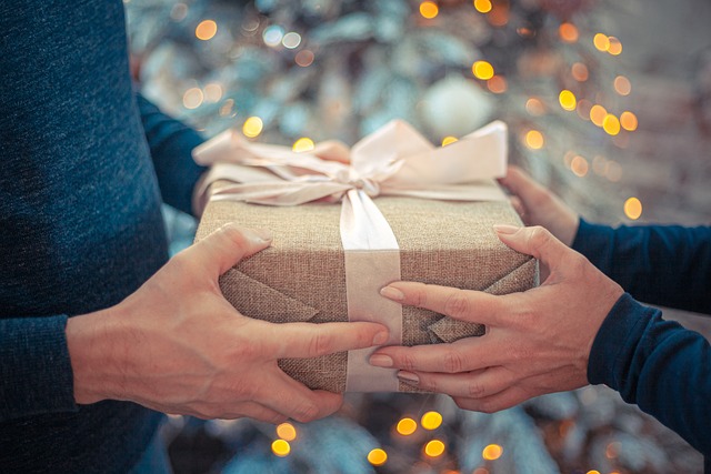Etykieta wręczania prezentów: Zasady i Tradycje